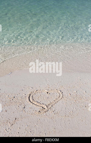 Forma di cuore tirato fuori su una spiaggia tropicale in Tailandia Foto Stock