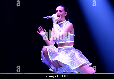 Praga, Repubblica Ceca. Il 23 febbraio, 2015. Noi la pop star Katy Perry compie durante il suo concerto a Praga, Repubblica Ceca, lunedì 23 febbraio, 2015. © Michal Krumphanzl/CTK foto/Alamy Live News Foto Stock