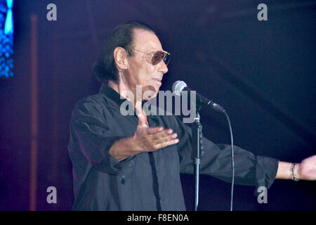 Napoli, Italia. 08 Dic, 2015. Cantante romana Antonello Venditti esegue durante il suo concerto dal vivo al Palapartenope con il suo 'Tortuga Tour'. Antonello Venditti è un italiano il cantante e compositore che divenne famoso negli anni settanta per i temi sociali delle sue canzoni. Durante il concerto Venditti ha ricordato Valeria Soresin, vittima di Isis in Francia, Ciro Esposito, morì a Roma dopo una partita di calcio, Pino Daniele, il cantante e compositore da Napoli e Papa Francesco che ha - lo stesso giorno del concerto - Iniziato il Giubileo e ha aperto la Porta Santa a Roma. © Maria Consiglia Izzo/Pacific Press/Alamy Live News Foto Stock