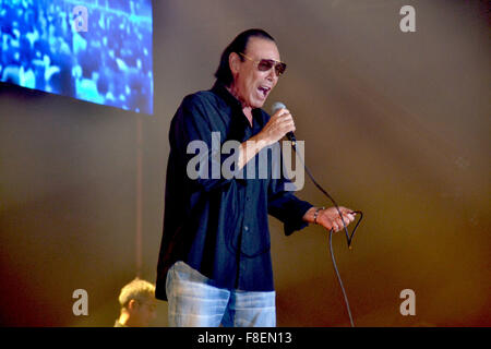 Napoli, Italia. 08 Dic, 2015. Cantante romana Antonello Venditti esegue durante il suo concerto dal vivo al Palapartenope con il suo 'Tortuga Tour'. Antonello Venditti è un italiano il cantante e compositore che divenne famoso negli anni settanta per i temi sociali delle sue canzoni. Durante il concerto Venditti ha ricordato Valeria Soresin, vittima di Isis in Francia, Ciro Esposito, morì a Roma dopo una partita di calcio, Pino Daniele, il cantante e compositore da Napoli e Papa Francesco che ha - lo stesso giorno del concerto - Iniziato il Giubileo e ha aperto la Porta Santa a Roma. © Maria Consiglia Izzo/Pacific Press/Alamy Live News Foto Stock