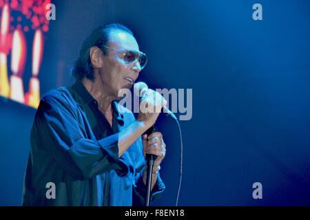 Napoli, Italia. 08 Dic, 2015. Cantante romana Antonello Venditti esegue durante il suo concerto dal vivo al Palapartenope con il suo 'Tortuga Tour'. Antonello Venditti è un italiano il cantante e compositore che divenne famoso negli anni settanta per i temi sociali delle sue canzoni. Durante il concerto Venditti ha ricordato Valeria Soresin, vittima di Isis in Francia, Ciro Esposito, morì a Roma dopo una partita di calcio, Pino Daniele, il cantante e compositore da Napoli e Papa Francesco che ha - lo stesso giorno del concerto - Iniziato il Giubileo e ha aperto la Porta Santa a Roma. © Maria Consiglia Izzo/Pacific Press/Alamy Live News Foto Stock