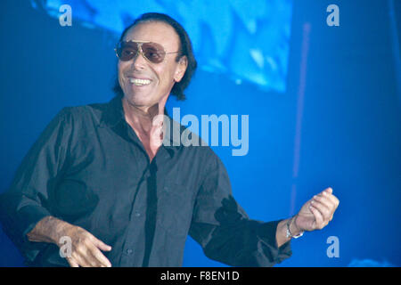 Napoli, Italia. 08 Dic, 2015. Cantante romana Antonello Venditti esegue durante il suo concerto dal vivo al Palapartenope con il suo 'Tortuga Tour'. Antonello Venditti è un italiano il cantante e compositore che divenne famoso negli anni settanta per i temi sociali delle sue canzoni. Durante il concerto Venditti ha ricordato Valeria Soresin, vittima di Isis in Francia, Ciro Esposito, morì a Roma dopo una partita di calcio, Pino Daniele, il cantante e compositore da Napoli e Papa Francesco che ha - lo stesso giorno del concerto - Iniziato il Giubileo e ha aperto la Porta Santa a Roma. © Maria Consiglia Izzo/Pacific Press/Alamy Live News Foto Stock