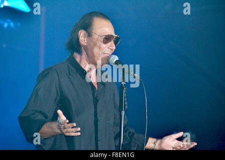 Napoli, Italia. 08 Dic, 2015. Cantante romana Antonello Venditti esegue durante il suo concerto dal vivo al Palapartenope con il suo 'Tortuga Tour'. Antonello Venditti è un italiano il cantante e compositore che divenne famoso negli anni settanta per i temi sociali delle sue canzoni. Durante il concerto Venditti ha ricordato Valeria Soresin, vittima di Isis in Francia, Ciro Esposito, morì a Roma dopo una partita di calcio, Pino Daniele, il cantante e compositore da Napoli e Papa Francesco che ha - lo stesso giorno del concerto - Iniziato il Giubileo e ha aperto la Porta Santa a Roma. © Maria Consiglia Izzo/Pacific Press/Alamy Live News Foto Stock