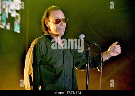 Napoli, Italia. 08 Dic, 2015. Cantante romana Antonello Venditti esegue durante il suo concerto dal vivo al Palapartenope con il suo 'Tortuga Tour'. Antonello Venditti è un italiano il cantante e compositore che divenne famoso negli anni settanta per i temi sociali delle sue canzoni. Durante il concerto Venditti ha ricordato Valeria Soresin, vittima di Isis in Francia, Ciro Esposito, morì a Roma dopo una partita di calcio, Pino Daniele, il cantante e compositore da Napoli e Papa Francesco che ha - lo stesso giorno del concerto - Iniziato il Giubileo e ha aperto la Porta Santa a Roma. © Maria Consiglia Izzo/Pacific Press/Alamy Live News Foto Stock