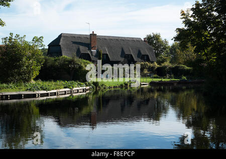 Il Granaio con tetto di paglia al Mulino di Flatford Suffolk in Inghilterra Foto Stock
