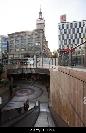 L'ingresso di U-Bahnhof Rotebühlplatz su Künigstraße a Stoccarda. Foto Stock