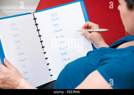 Donna Incinta scegliendo Nome per feto Foto Stock