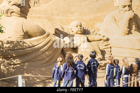 Presepe scena sabbia scupture sulla spiaggia di Las Canteras a Las Palmas, Gran Canaria Foto Stock