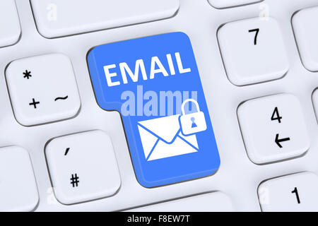 Invio di messaggi di posta elettronica crittografati di protezione e-mail secure mail sul computer con il simbolo a lettera Foto Stock