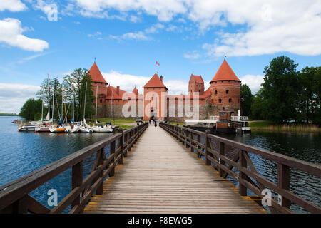 Ponte di Trakai castle attraverso il Lago di Galve Foto Stock