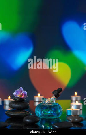Spa pietre e candele colorate su sfondo chiaro Foto Stock
