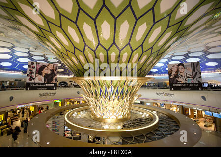 Abu Dhabi, Emirati Arabi Uniti - 24 Ottobre 2015: Terminal 1 dell'Aeroporto Internazionale di Abu Dhabi (AUH) in United Arab Emira Foto Stock