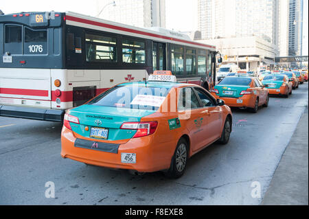 Toronto, Canada. Il 9 dicembre 2015. Toronto i tassisti si radunano per fase una dimostrazione contro la Uber taxi il credito di servizio: Peter Llewellyn/Alamy Live News Foto Stock