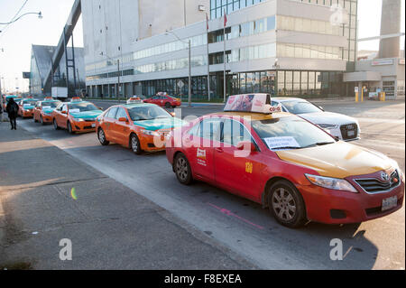 Toronto, Canada. Il 9 dicembre 2015. Toronto i tassisti si radunano per fase una dimostrazione contro la Uber taxi il credito di servizio: Peter Llewellyn/Alamy Live News Foto Stock