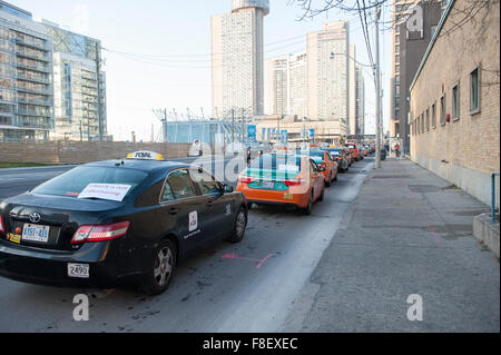 Toronto, Canada. Il 9 dicembre 2015. Toronto i tassisti si radunano per fase una dimostrazione contro la Uber taxi il credito di servizio: Peter Llewellyn/Alamy Live News Foto Stock