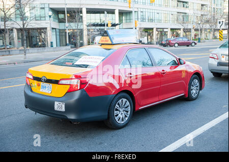 Toronto, Canada. Il 9 dicembre 2015. Toronto i tassisti si radunano per fase una dimostrazione contro la Uber taxi il credito di servizio: Peter Llewellyn/Alamy Live News Foto Stock