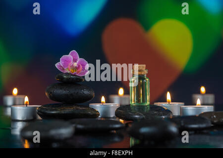 Spa pietre e candele colorate su sfondo chiaro Foto Stock