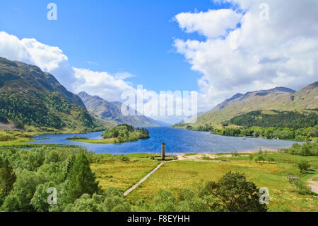 Glenfinnan Monument e Loch Shiel lago paesaggio a molla. Lochaber, Highlands della Scozia, Regno Unito, Europa Foto Stock