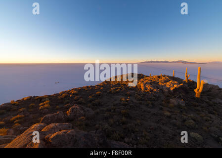 Colorato sunrise oltre le maestose sale di Uyuni piatto, tra le più importanti destinazioni di viaggio in Bolivia. Ampia angolazione da Foto Stock