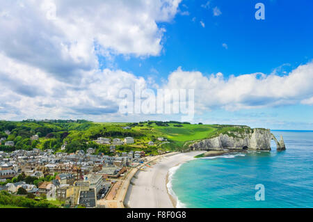 Etretat village, la sua Bay beach e Aval cliff landmark. Vista aerea. La Normandia, Francia, Europa. Foto Stock