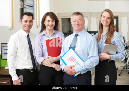 Ritratto di Business Team in ufficio moderno Foto Stock