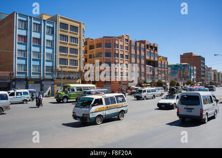 La Paz, Bolivia - Agosto 29, 2015: il traffico ordinario di auto e minibus durante le ore di punta a La Paz, la città capitale e administr Foto Stock