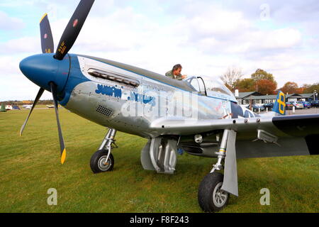 North American Mustang P-51D Jumpin Jaques visitando White Waltham Foto Stock