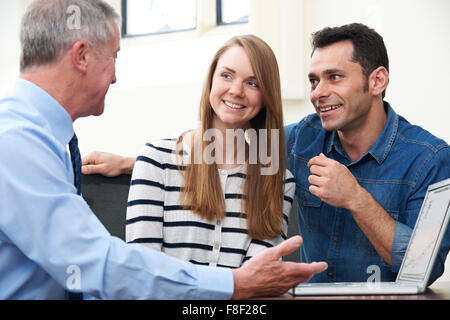 Paio di parlare con il consulente finanziario in Office Foto Stock