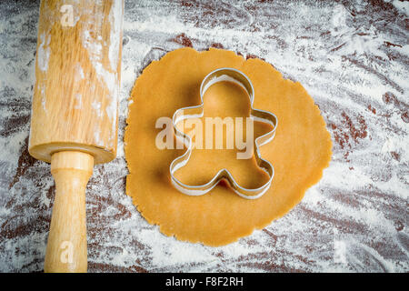Gingerbread Man cookie cottura. Biscotti di Natale cottura. Vista superiore Foto Stock