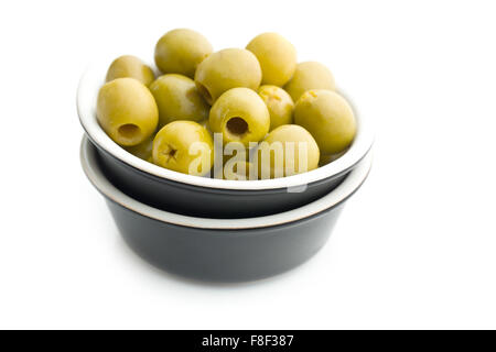 Olive verdi snocciolate in ciotola su sfondo bianco Foto Stock