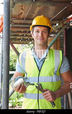 Builder mettendo su un ponteggio Foto Stock