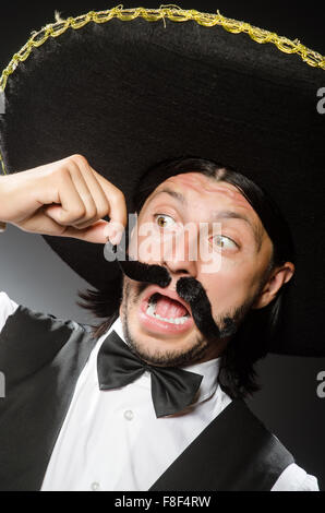 Uomo messicano indossa sombrero isolato su bianco Foto Stock