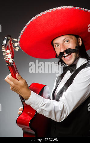 Uomo messicano indossa sombrero isolato su bianco Foto Stock