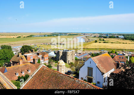 Vista del fiume Rother e paludi dalla storica città di segale, East Sussex Regno Unito Foto Stock