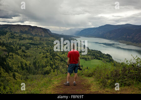 WA12255-00...WASHINGTON - escursionista che si affaccia sulla gola del fiume Columbia da Nancy Russel si affacciano sul Capo Horn Trail. Foto Stock