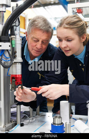 Ingegnere e apprendista Lavorare sulla macchina in fabbrica Foto Stock