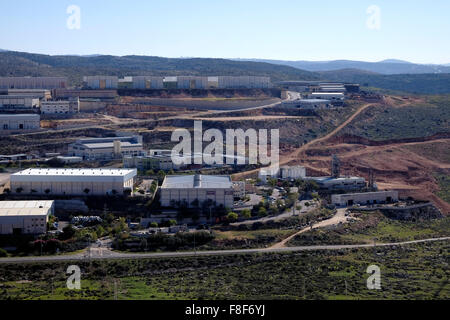 Israele, West Bank. 9 dicembre, 2015. Vista panoramica della Barkan Industrial Park situato in Samaria accanto all'insediamento ebraico Barkan in Cisgiordania, Israele il 09 dicembre 2015. L'Unione europea gli executive di cui le recenti linee guida per l'etichettatura di prodotti provenienti dagli insediamenti israeliani nei territori palestinesi occupati. Israele ha sottolineato che le sanzioni nei confronti di questo tipo di industria è una minaccia per la reciproca cooperazione finanziaria nella regione. Foto Stock