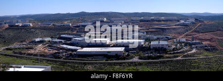 Israele, West Bank. 9 dicembre, 2015. Vista panoramica della Barkan Industrial Park situato in Samaria accanto all'insediamento ebraico Barkan in Cisgiordania, Israele il 09 dicembre 2015. L'Unione europea gli executive di cui le recenti linee guida per l'etichettatura di prodotti provenienti dagli insediamenti israeliani nei territori palestinesi occupati. Israele ha sottolineato che le sanzioni nei confronti di questo tipo di industria è una minaccia per la reciproca cooperazione finanziaria nella regione. Foto Stock