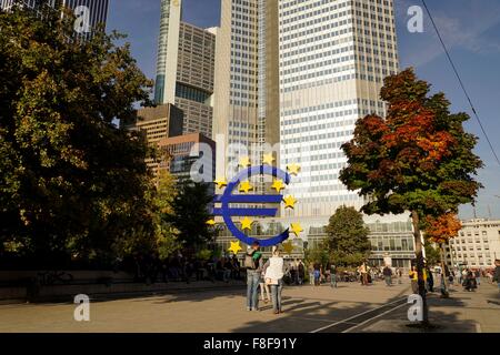 Euro scultura davanti della ex Banca centrale europea, BCE, Frankfurt am Main, Hesse, Germania, Europa Foto Stock