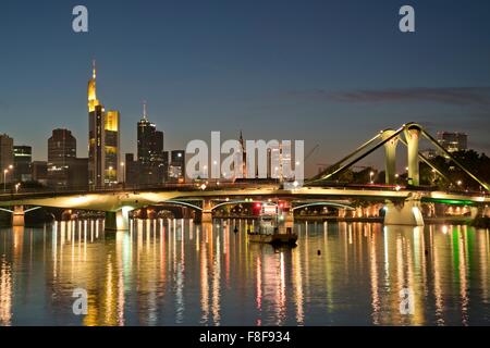 Paesaggio con skyline, il quartiere finanziario e il principale fiume al tramonto, Frankfurt am Main, Hesse, Germania, Europa Foto Stock