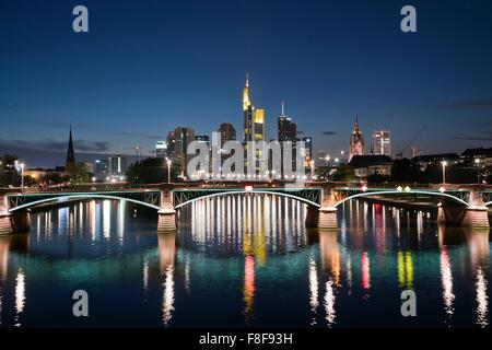 Paesaggio con skyline, il quartiere finanziario e il principale fiume al tramonto, Frankfurt am Main, Hesse, Germania, Europa Foto Stock