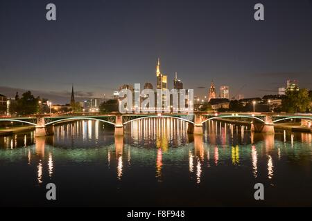 Paesaggio con skyline, il quartiere finanziario e il principale fiume al tramonto, Frankfurt am Main, Hesse, Germania, Europa Foto Stock