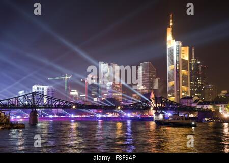 Luce che mostra durante i 25 anni dell'unità tedesca di celebrazione e lo skyline, il quartiere finanziario e i principali, Frankfurt am Main, Hess Foto Stock