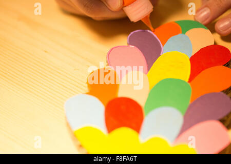 Giocattoli colorati di cartone su di un tavolo di legno. Foto Stock