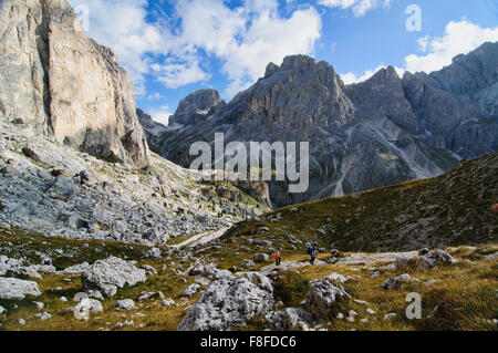 Trekking a Cinque Torri di Averau dal Nuvolau, Dolomiti, Belluno, Italia Foto Stock