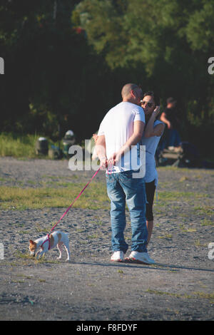 CASTEL GANDOLFO, Italia - Giugno 2010: l'uomo non identificato baciare sua moglie mentre si cammina con il suo cane in estate 2010, sulla spiaggia o Foto Stock