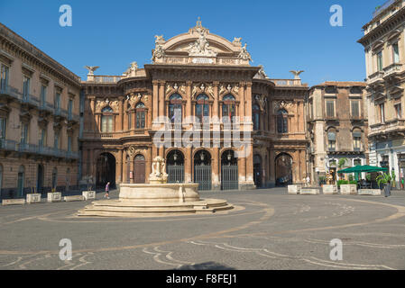 Piazza Bellini, con vista sullo storico Teatro Bellini di Catania, in primo piano Piazza Bellini, Catania, Sicilia. Foto Stock