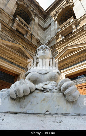 Una sfinge egizia al di fuori del Teatro dell'Opera Ungherese di Budapest, Ungheria. Foto Stock