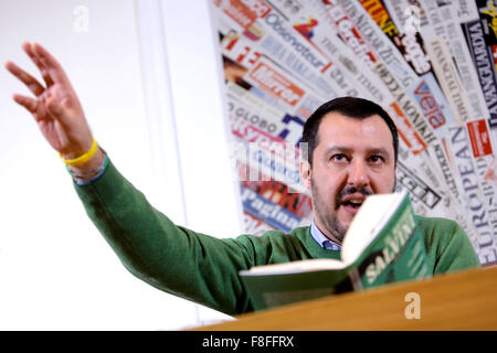 Roma, Italia. 9 dicembre, 2015. Matteo Salvini Roma 09-12-2015 Stampa Estera. Presentazione del libro 'Il metodo Salvini, contro l'Europa, contro l'immigrazione selvaggia, contro il politicamente corretto'. Presentazione del libro "alvini il metodo, contro l'immigrazione selvaggia, contro il politicamente corretto'. Photo Samantha Zucchi Insidefoto Credito: Insidefoto/Alamy Live News Foto Stock