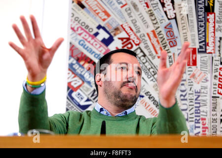 Roma, Italia. 9 dicembre, 2015. Matteo Salvini Roma 09-12-2015 Stampa Estera. Presentazione del libro 'Il metodo Salvini, contro l'Europa, contro l'immigrazione selvaggia, contro il politicamente corretto'. Presentazione del libro "alvini il metodo, contro l'immigrazione selvaggia, contro il politicamente corretto'. Photo Samantha Zucchi Insidefoto Credito: Insidefoto/Alamy Live News Foto Stock